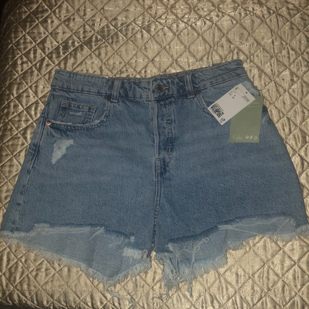 H&M regular waist jeans shorts.